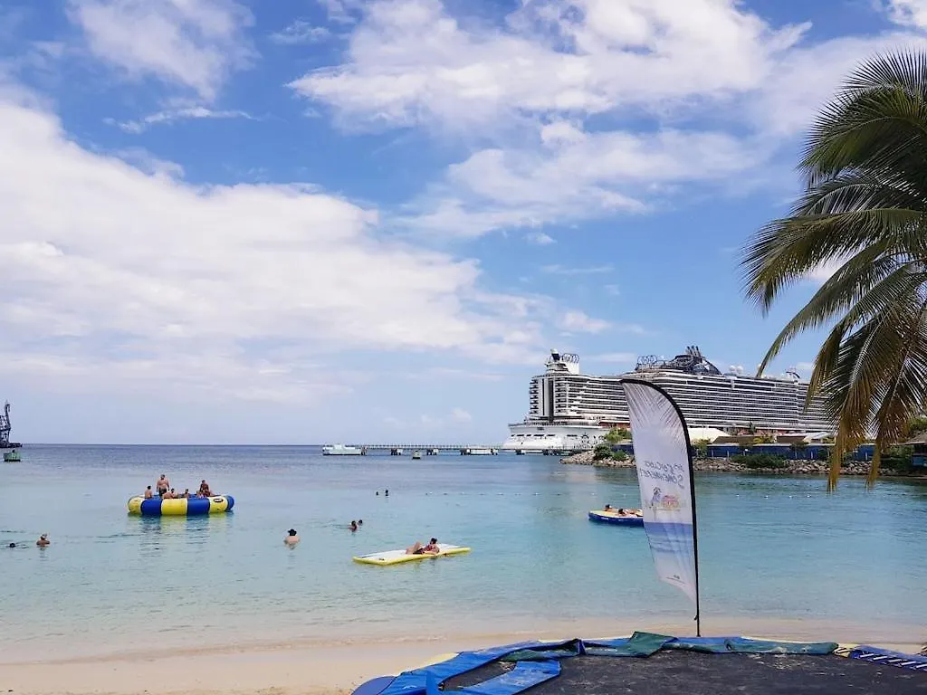 Amazing Location! Walk To Town, Beach & Dinner - Payment Required To Reserve Ocho Rios Apartment