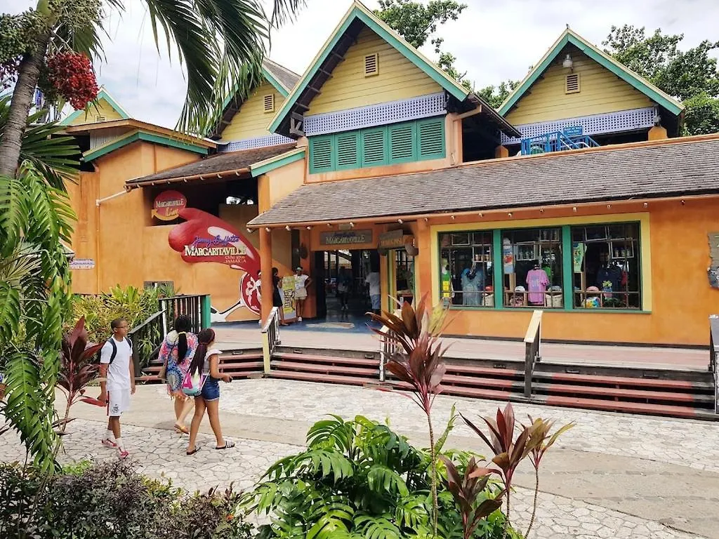 Amazing Location! Walk To Town, Beach & Dinner - Payment Required To Reserve Ocho Rios
