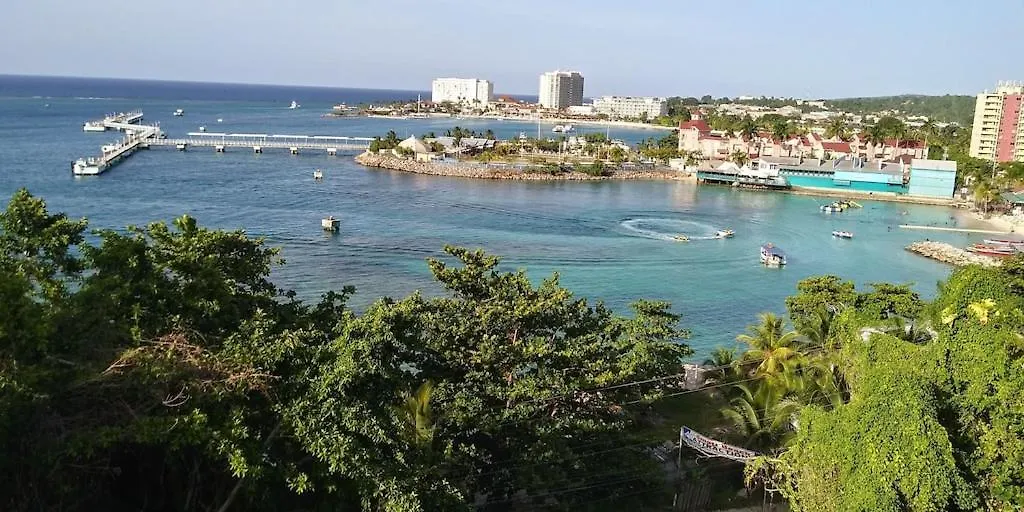 Amazing Location! Walk To Town, Beach & Dinner - Payment Required To Reserve Ocho Rios Apartment