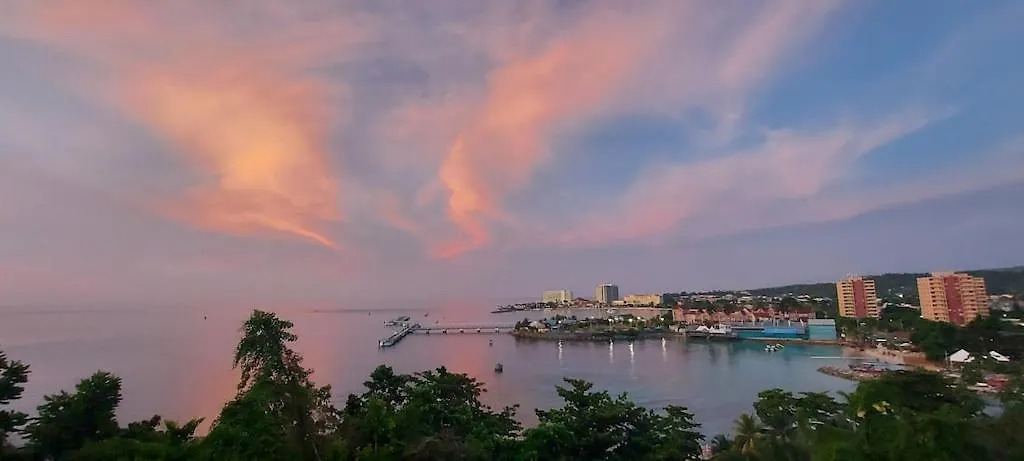 Amazing Location! Walk To Town, Beach & Dinner - Payment Required To Reserve Ocho Rios