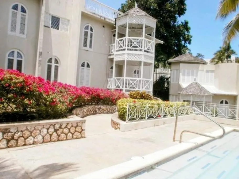 Apartment Amazing Location! Walk To Town, Beach & Dinner - Payment Required To Reserve Ocho Rios Jamaica