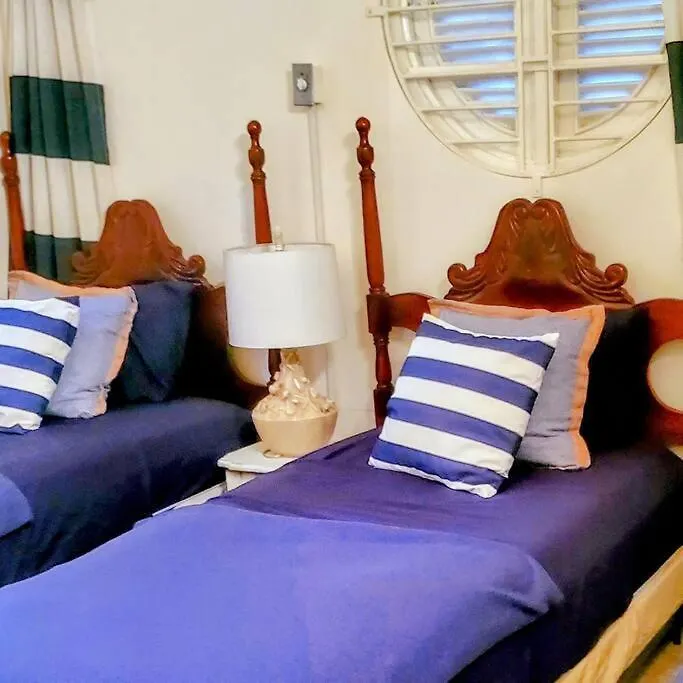 Amazing Location! Walk To Town, Beach & Dinner - Payment Required To Reserve Ocho Rios