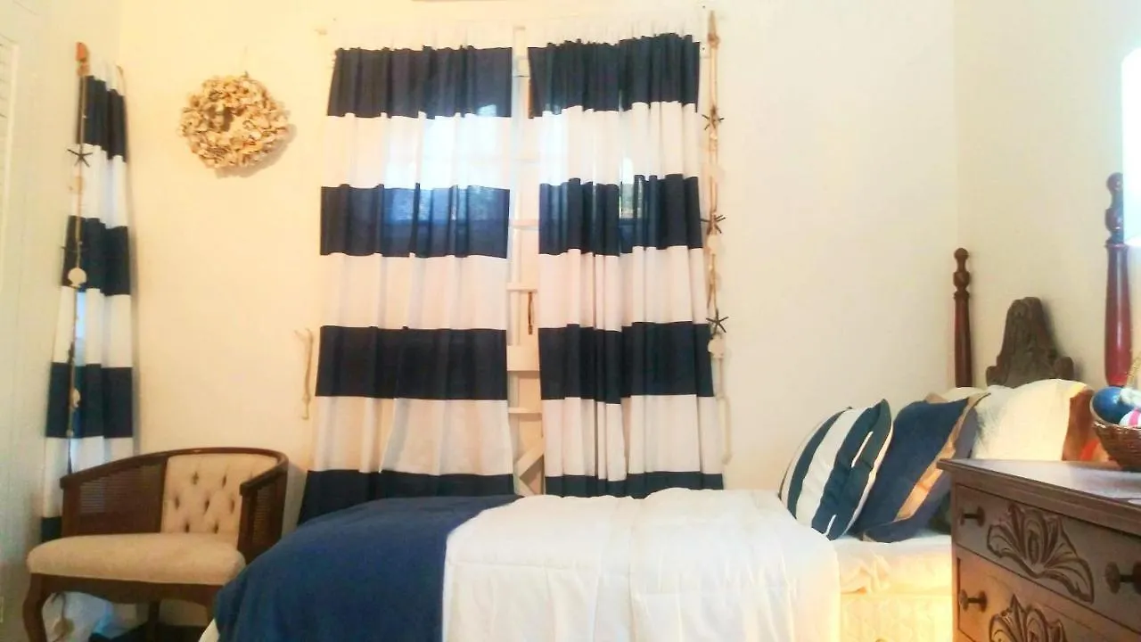 Amazing Location! Walk To Town, Beach & Dinner - Payment Required To Reserve Ocho Rios Apartment
